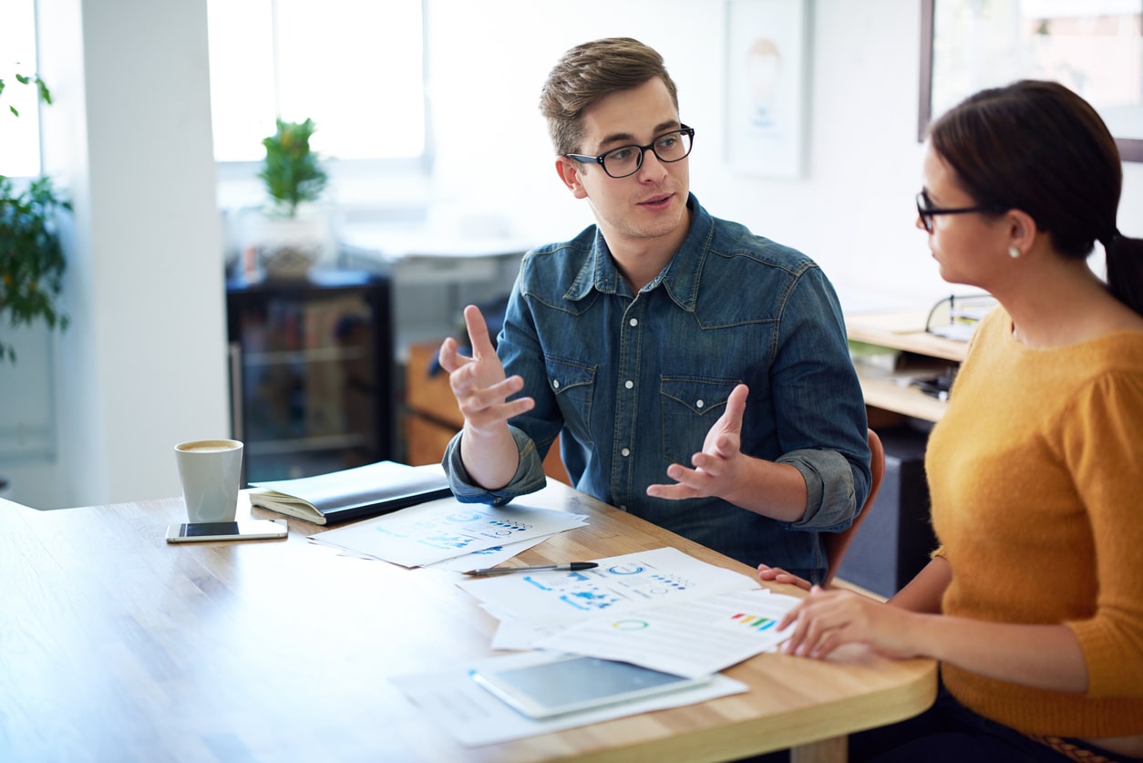 Cropped shot of two coworkers having a discussion in the officehttp://195.154.178.81/DATA/i_collage/pi/shoots/805338.jpg