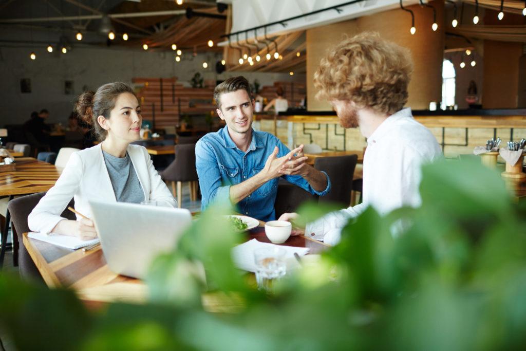 Échange informel entre consultants Experts Advisors