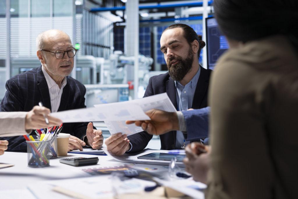Dirigeant présentant les documents de due diligence aux actionnaires